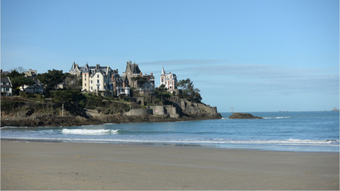 Construction de maison en bord de Rance