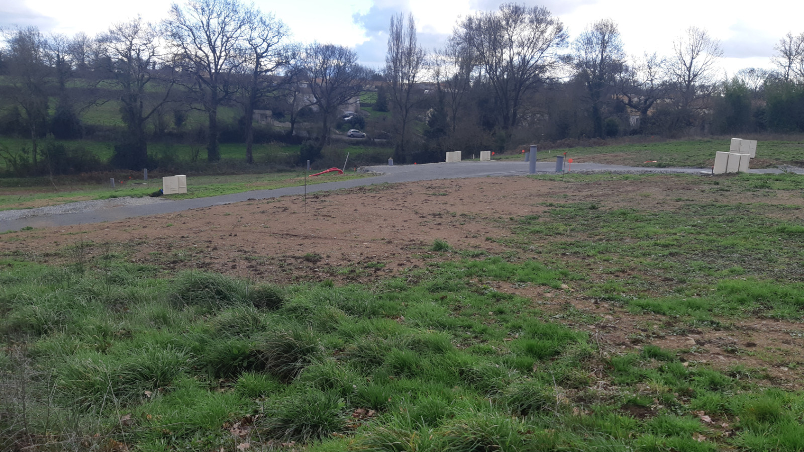 Terrain constructible de 355m2 à Lassy