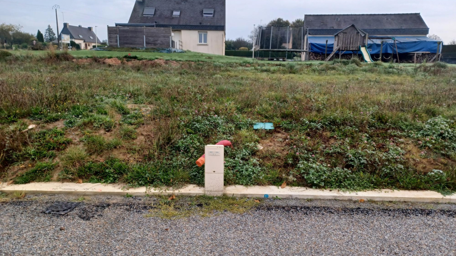 Terrain constructible de 412m2 à Bourg-des-Comptes