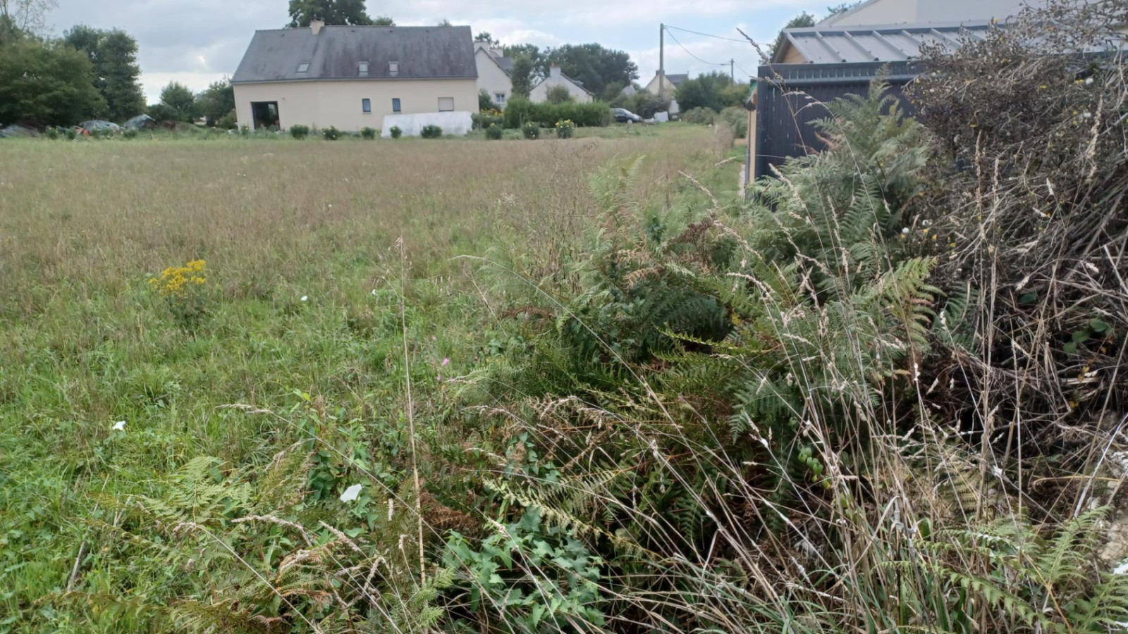 Terrain constructible de 423m2 à Sens-de-Bretagne