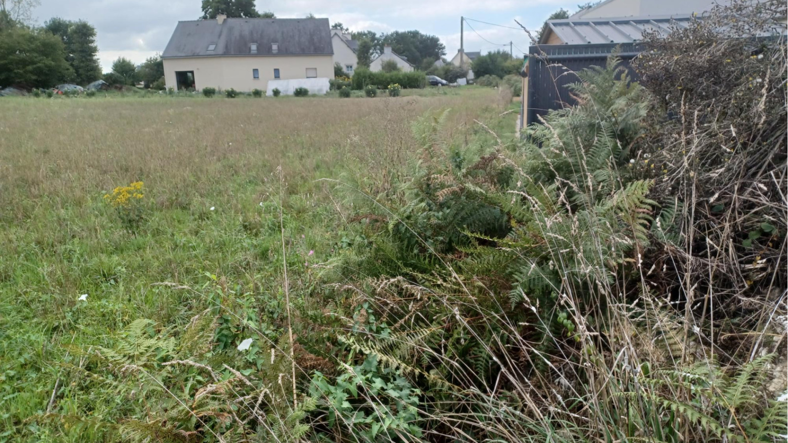 Terrain constructible de 423m2 à Sens-de-Bretagne