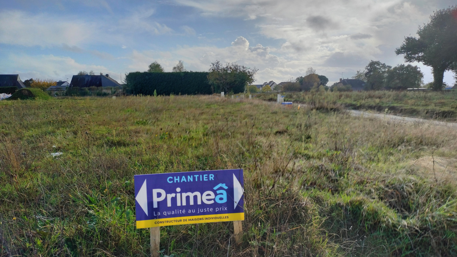Terrain constructible de 180m2 à Sens-de-Bretagne