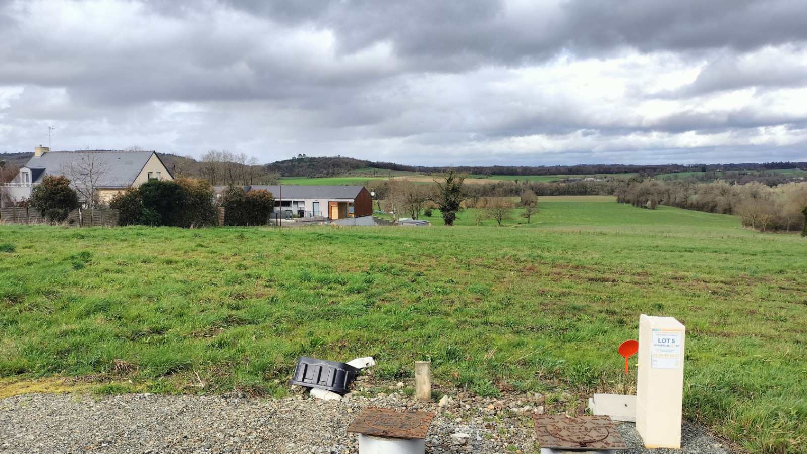 Terrain constructible de 311m2 à Livré-sur-Changeon