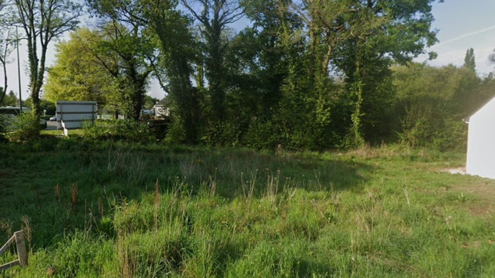 Terrain constructible de 402m2 à Berric