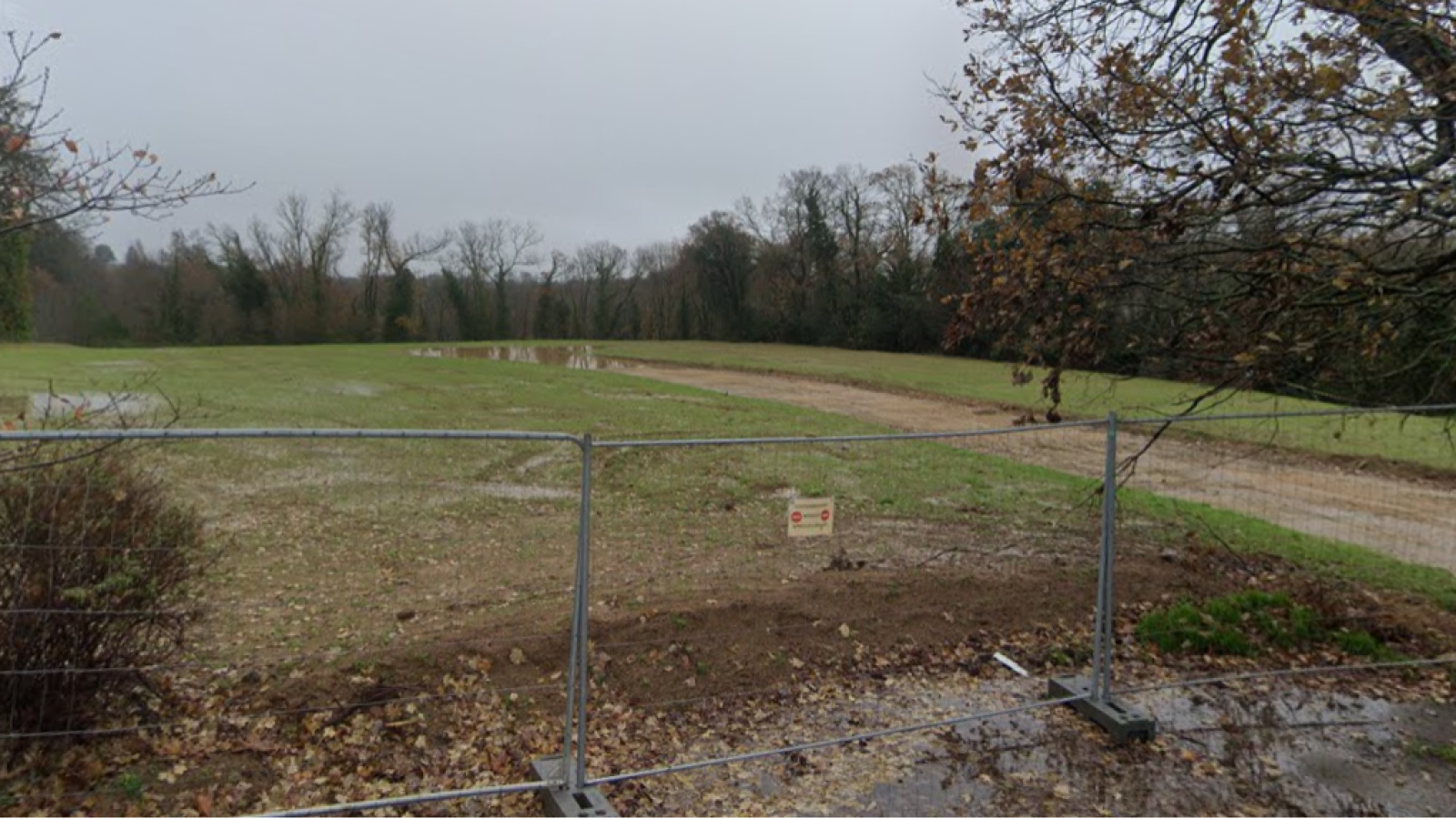 Terrain constructible de 319m2 à Locoal-Mendon