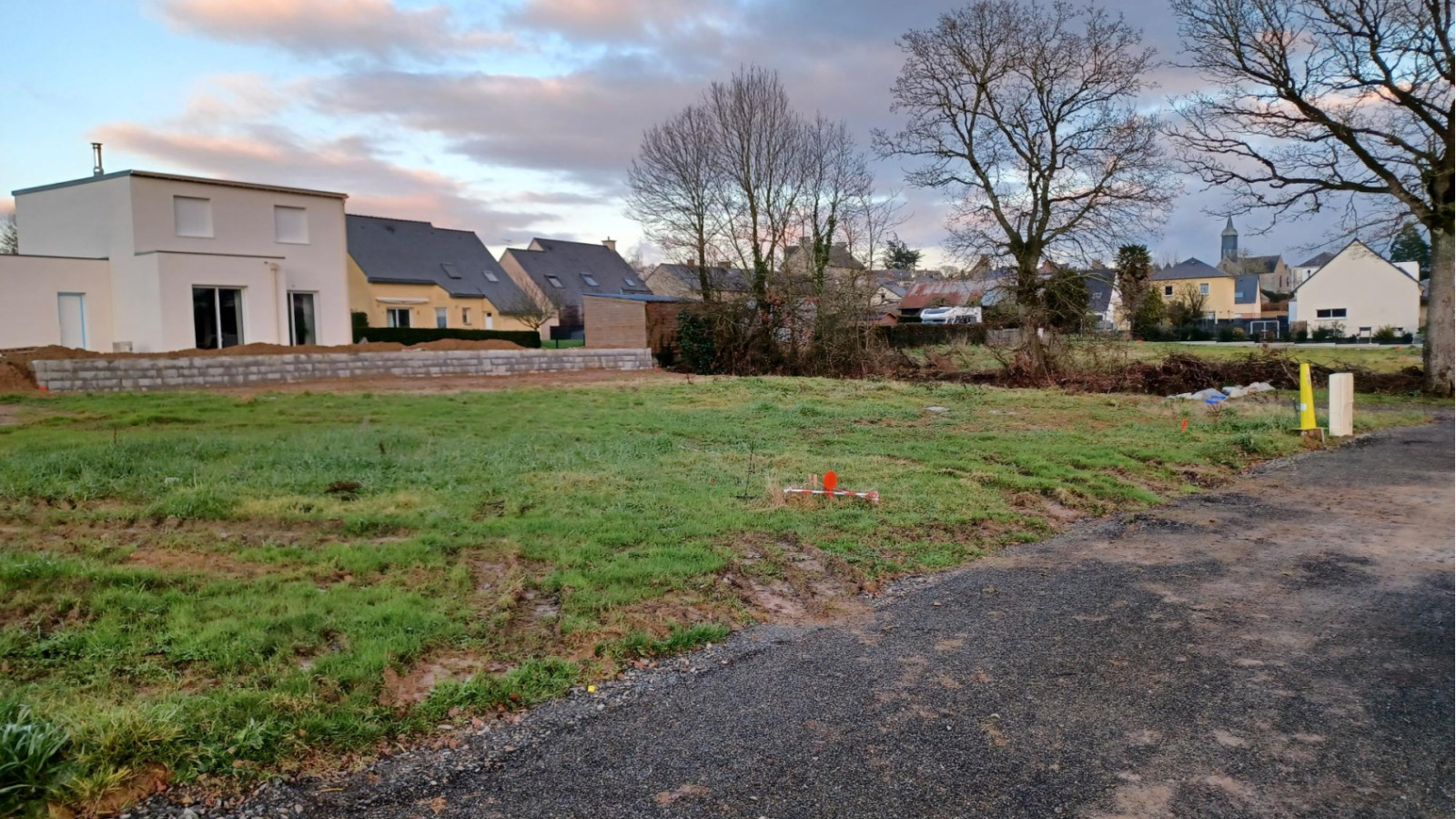 Terrain constructible de 321m2 à Saint-Maugan