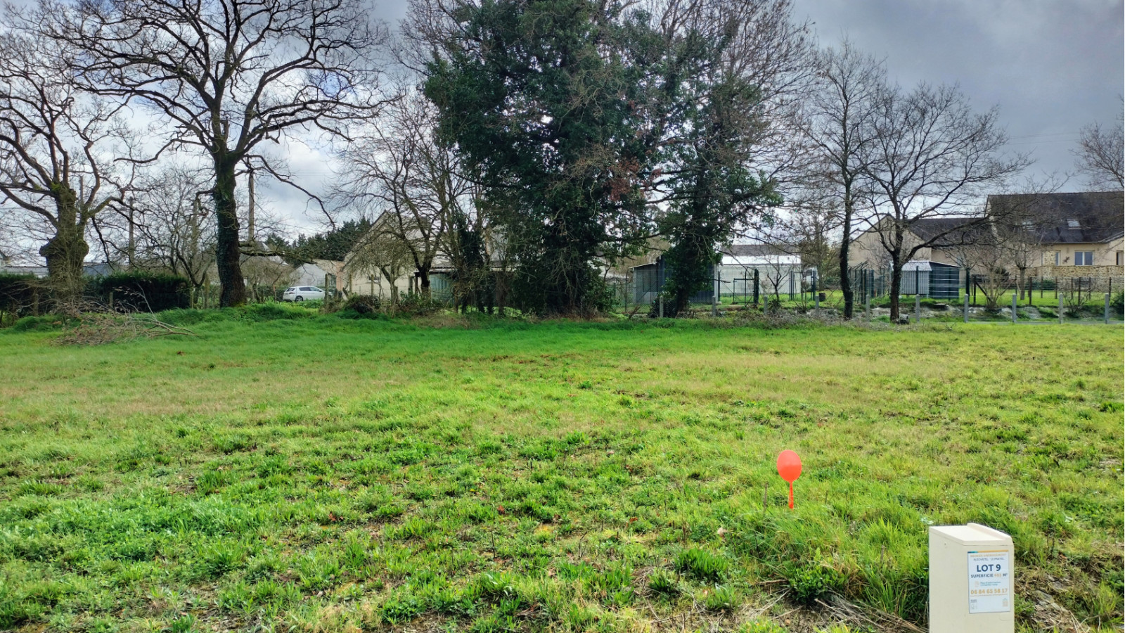 Terrain constructible de 354m2 à Saint-Aubin-du-Cormier