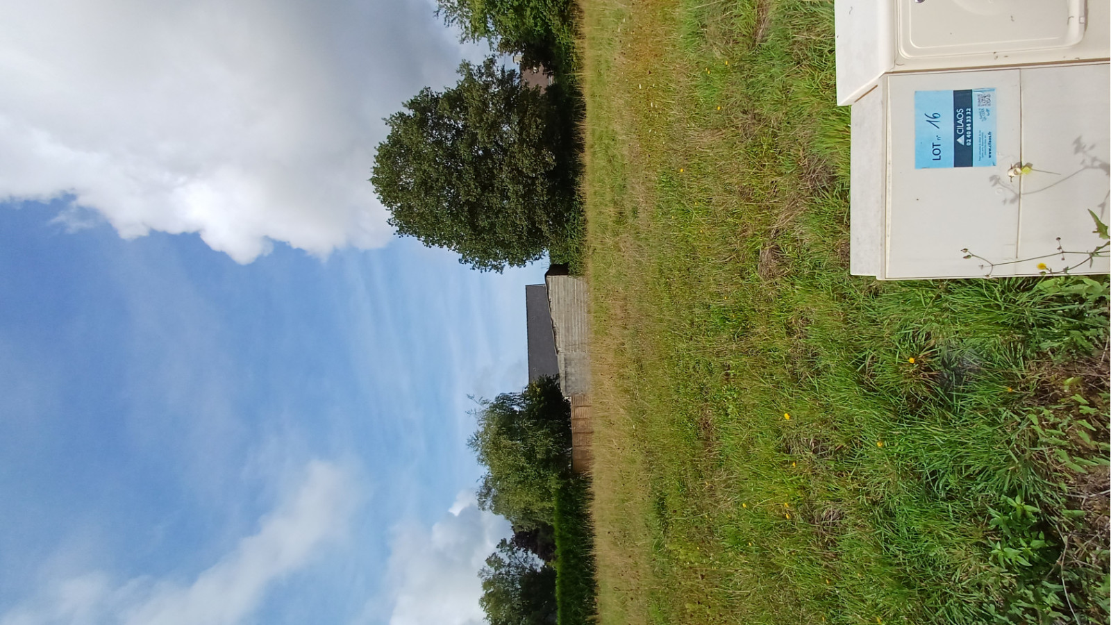 Terrain constructible de 800m2 à Issé