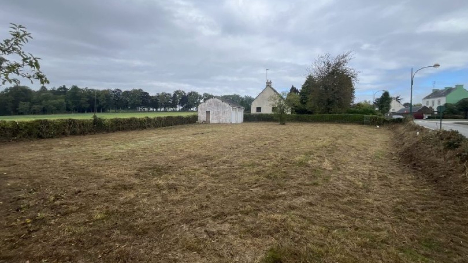 Terrain constructible de 570m2 à Treffléan