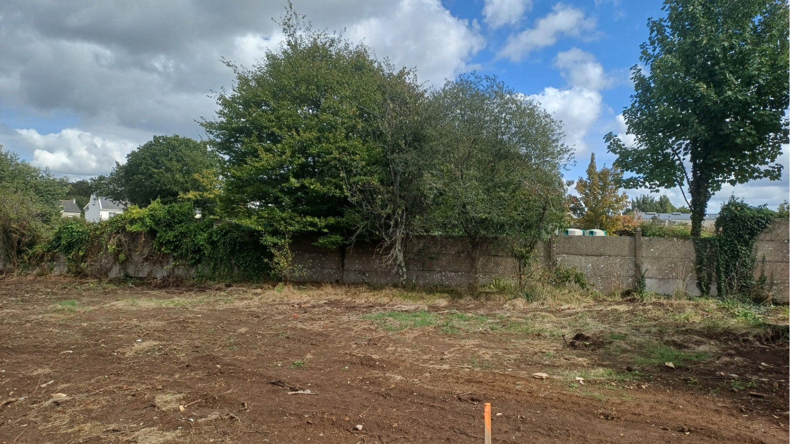 Terrain constructible de 348m2 à Plougoumelen
