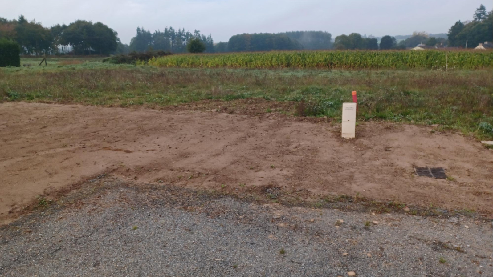 Terrain constructible de 325m2 à Crevin