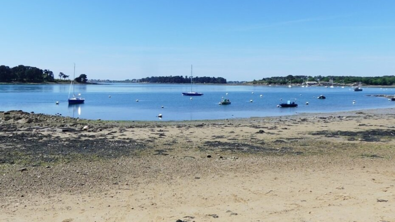 Terrain constructible de 1200m2 à Séné