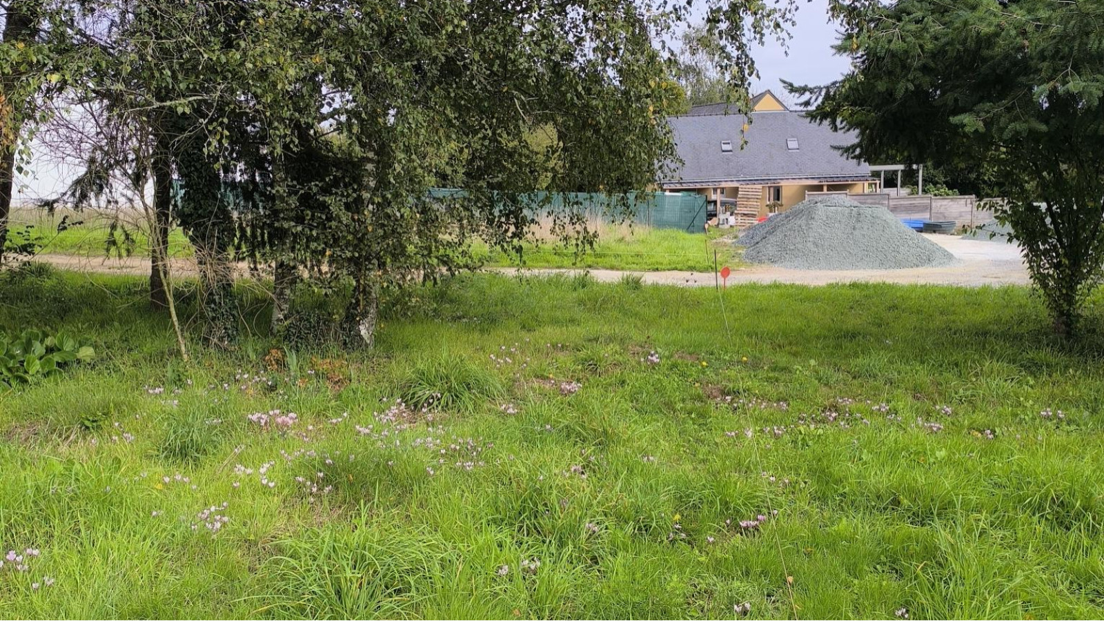 Terrain constructible de 580m2 à Marzan