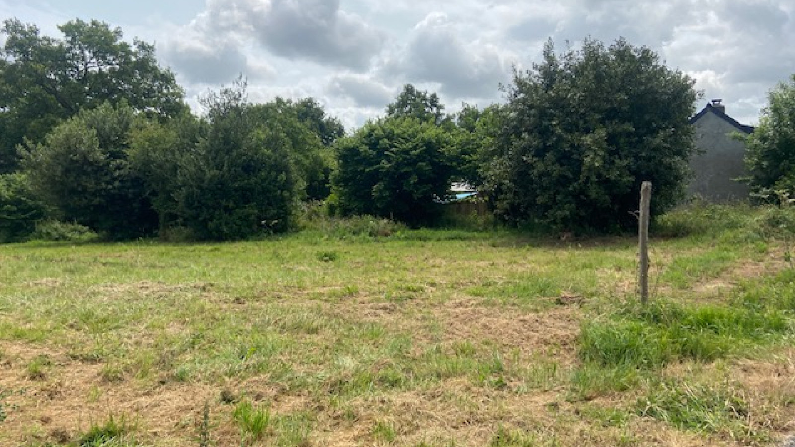 Terrain constructible de 580m2 à Férel