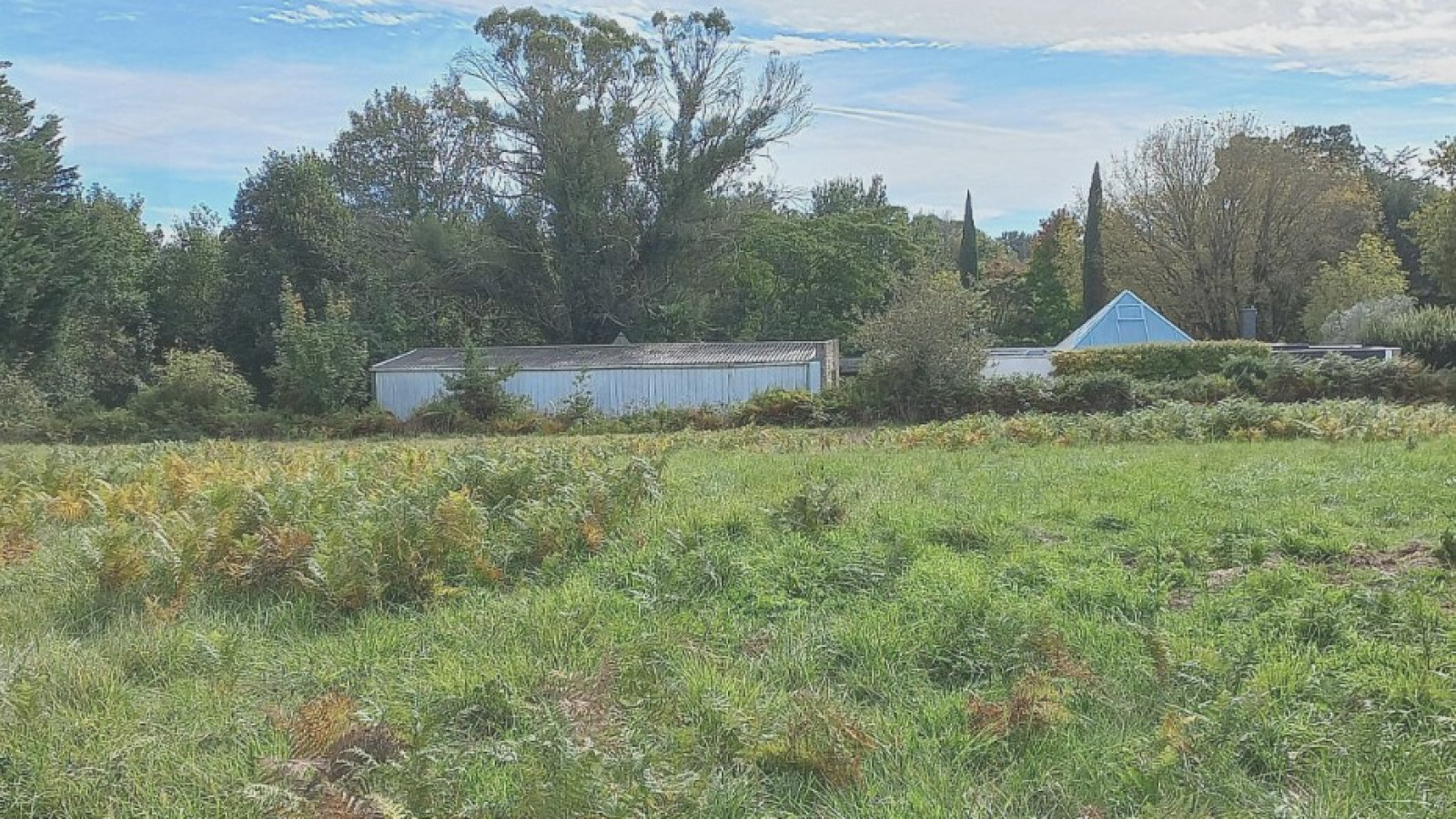 Terrain constructible de 348m2 à Locoal-Mendon