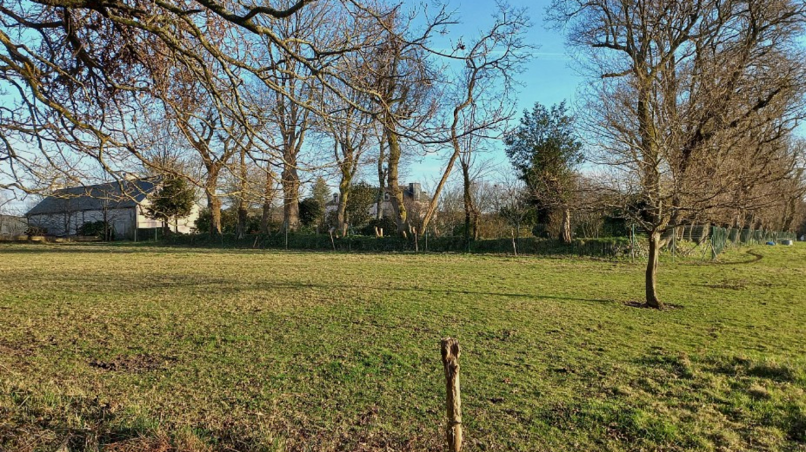 Terrain constructible de 321m2 à Plouay
