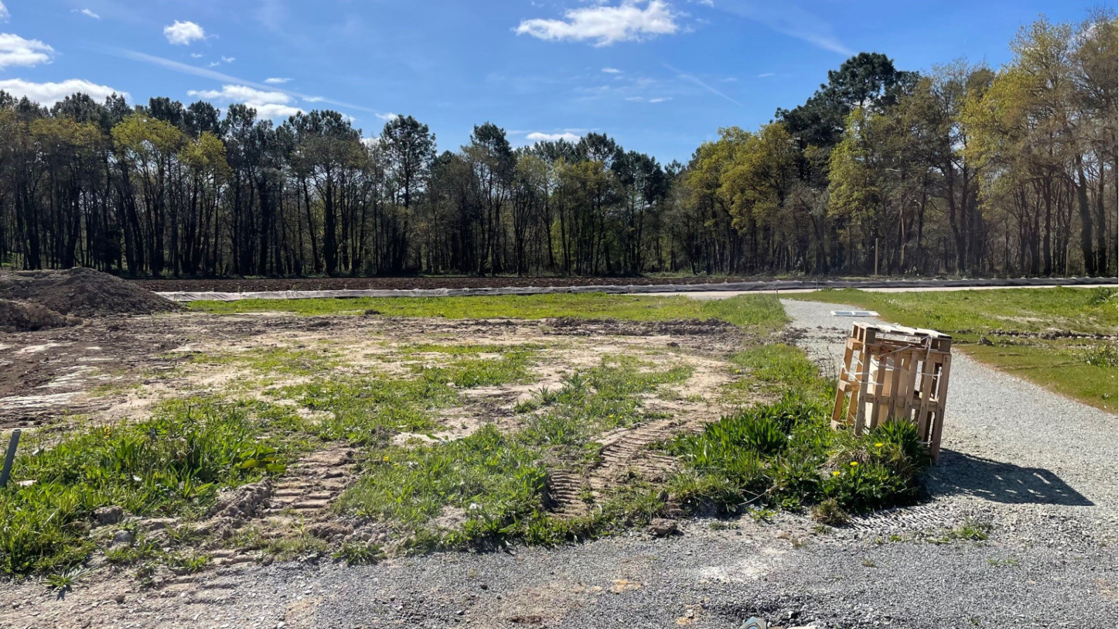 Terrain constructible de 348m2 à Locoal-Mendon