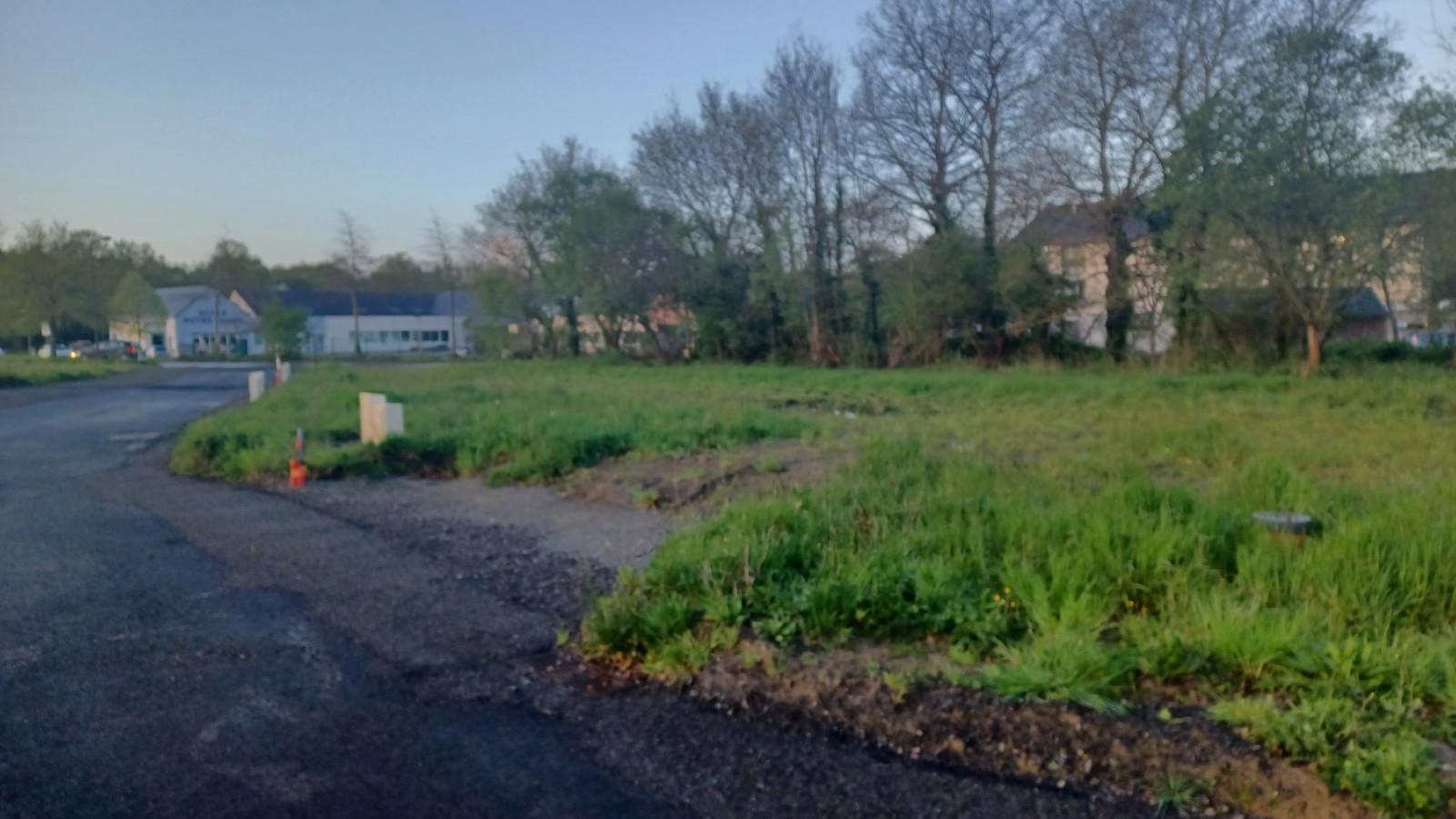 Terrain constructible de 365m2 à Dourdain