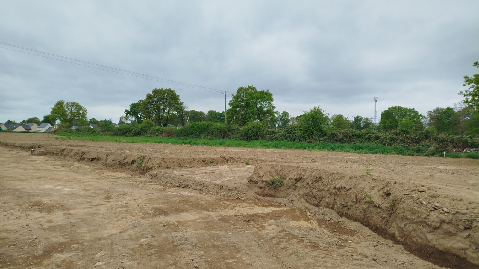 Terrain constructible de 403m2 à Trans-la-Forêt