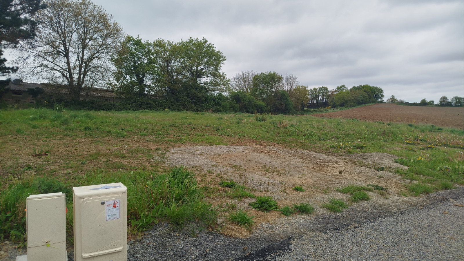 Terrain constructible de 419m2 à Torcé