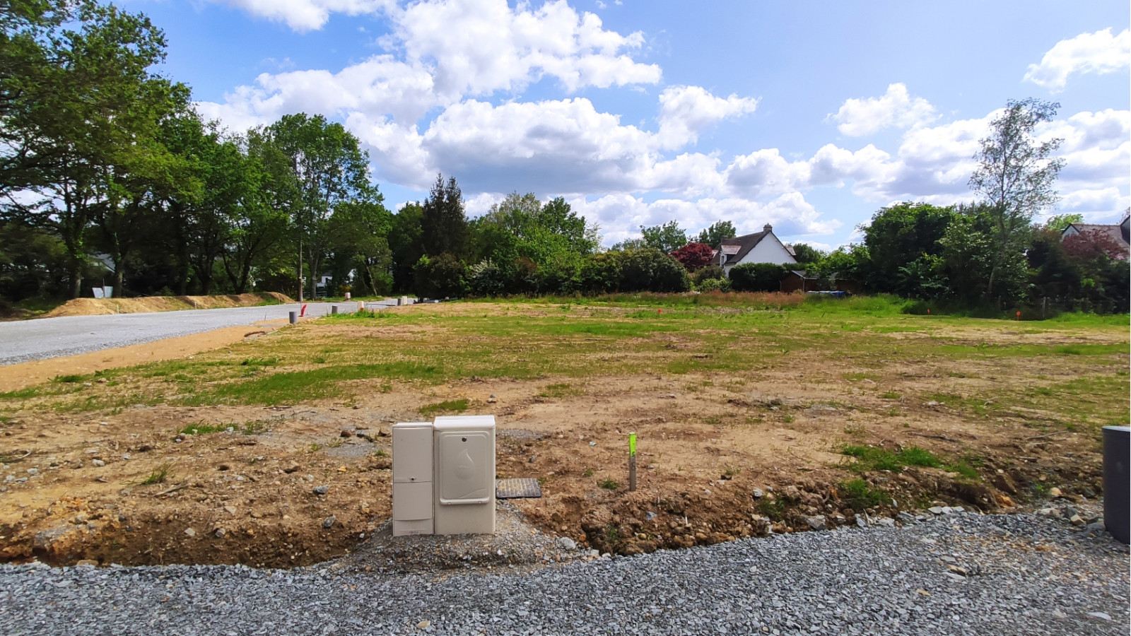 Terrain constructible de 354m2 à Les Touches