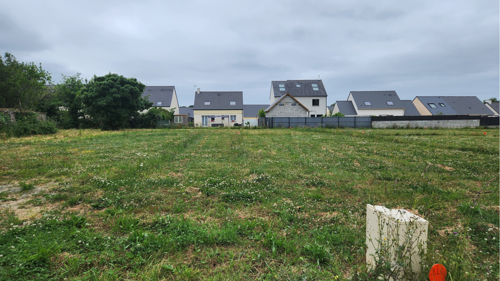 Terrain constructible de 393m2 à Grandchamp-des-Fontaines