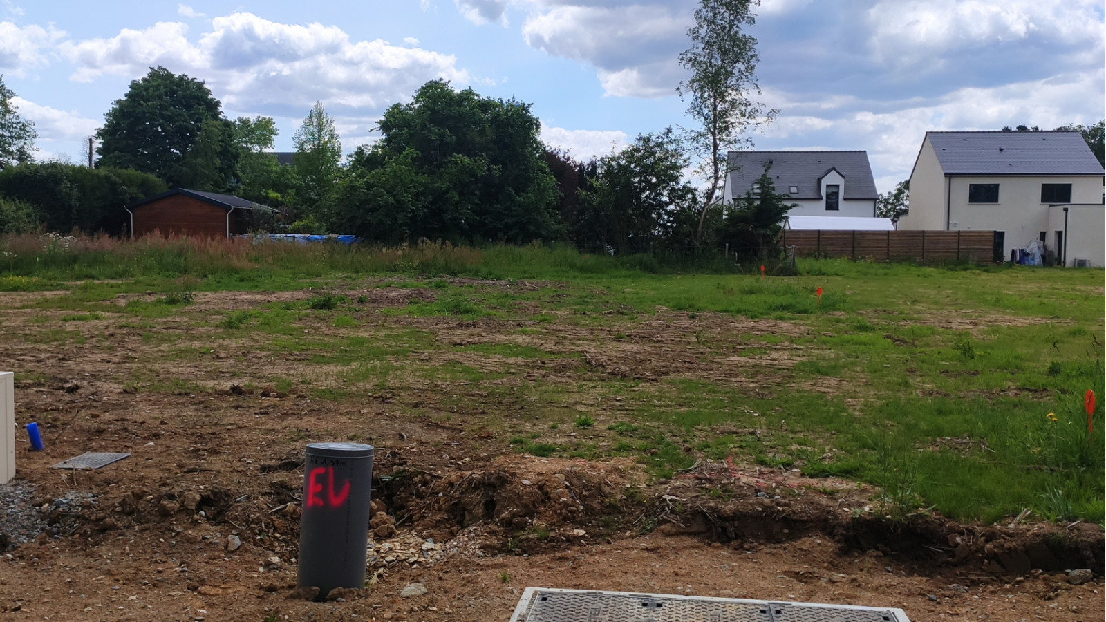 Terrain constructible de 348m2 à Grandchamp-des-Fontaines