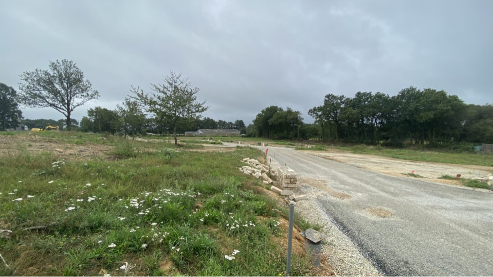 Terrain constructible de 603m2 à Locoal-Mendon