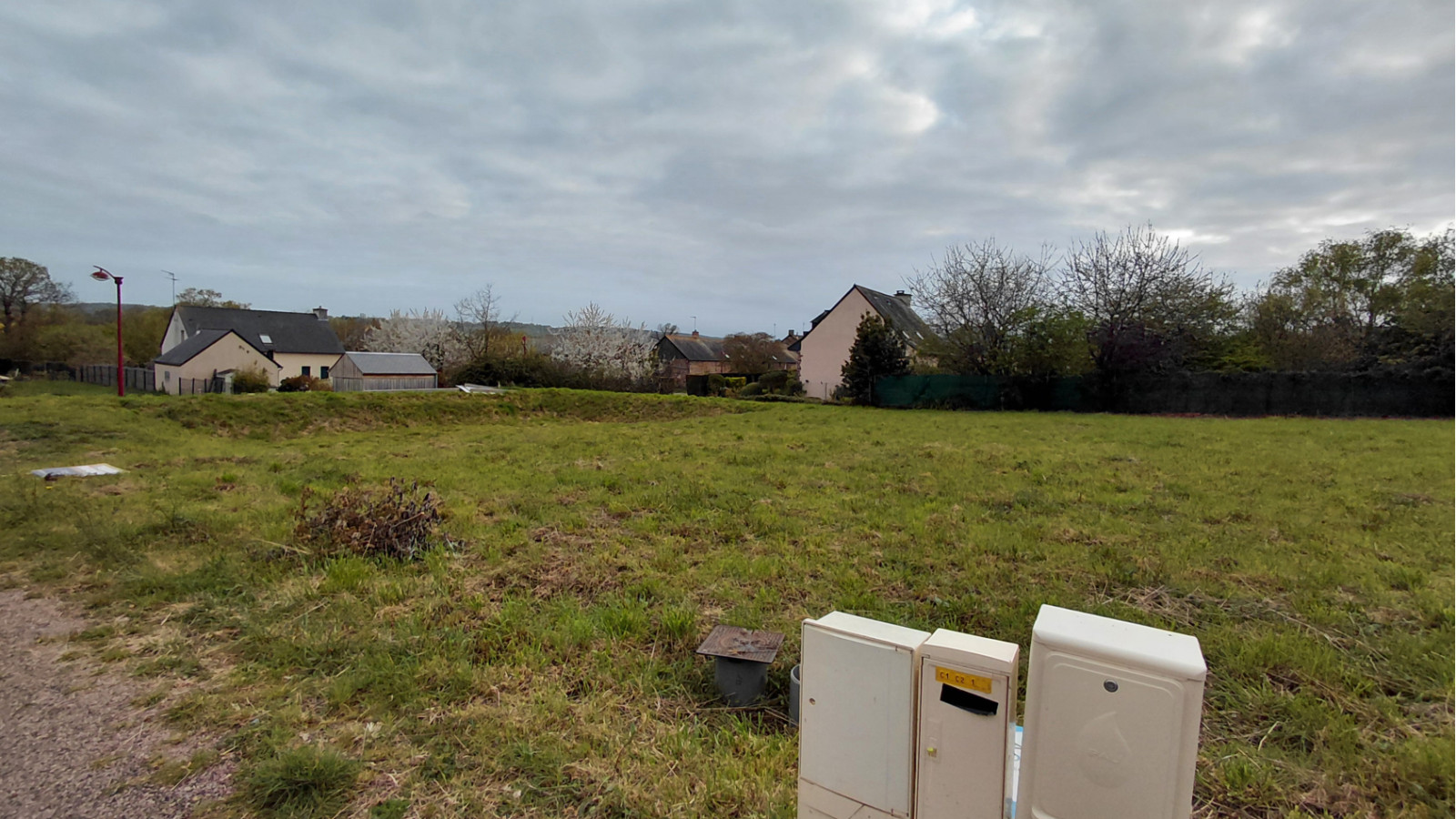 Terrain constructible de 392m2 à Dourdain