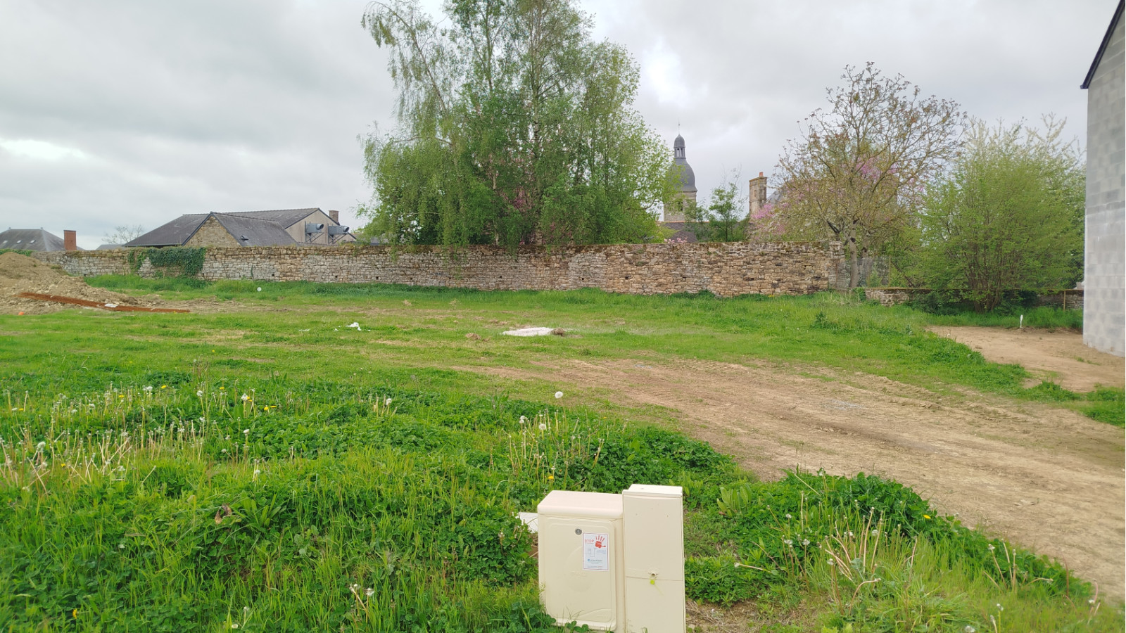 Terrain constructible de 406m2 à Rannée