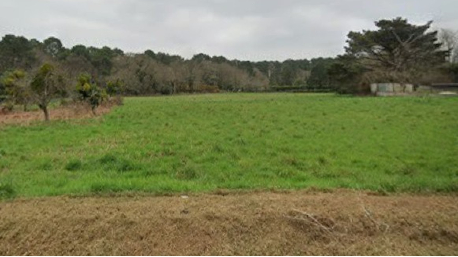 Terrain constructible de 537m2 à Plouhinec