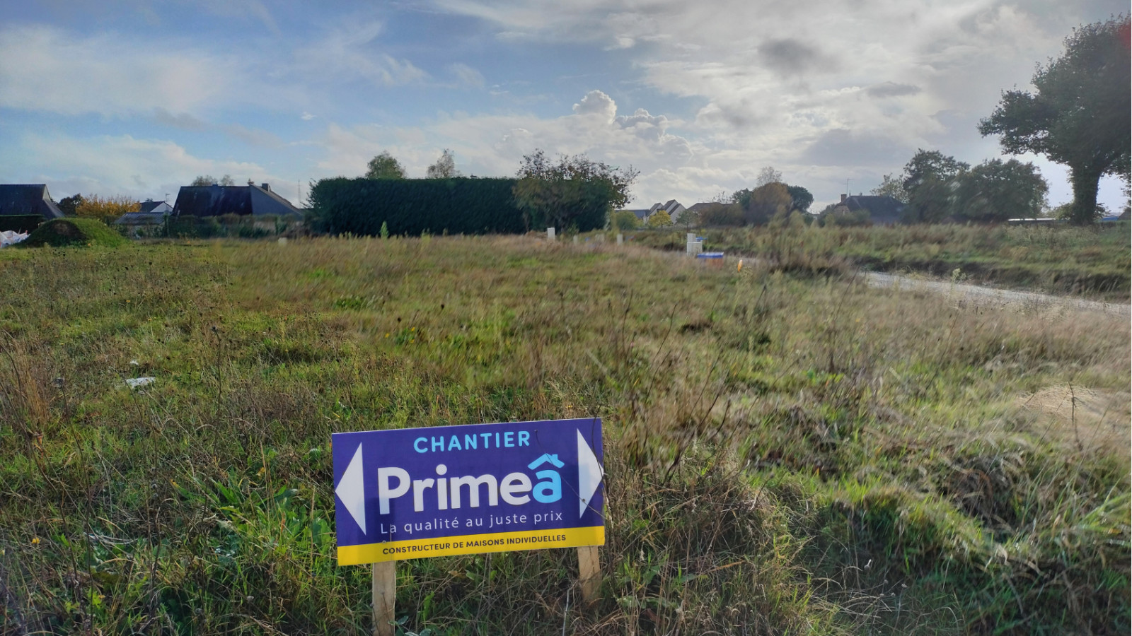 Terrain constructible de 353m2 à Saint-Maugan