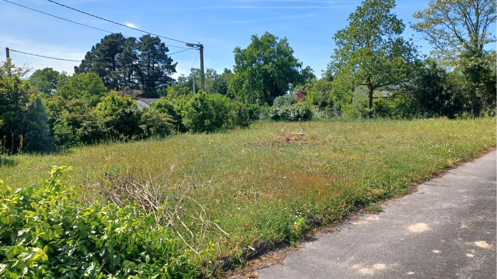 Terrain constructible de 800m2 à Saint-Étienne-de-Montluc