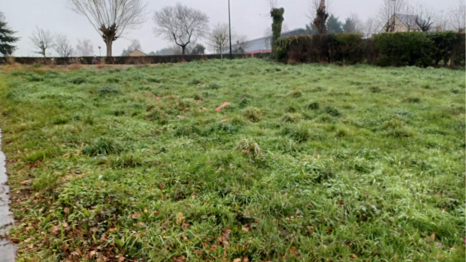 Terrain constructible de 327m2 à Mernel