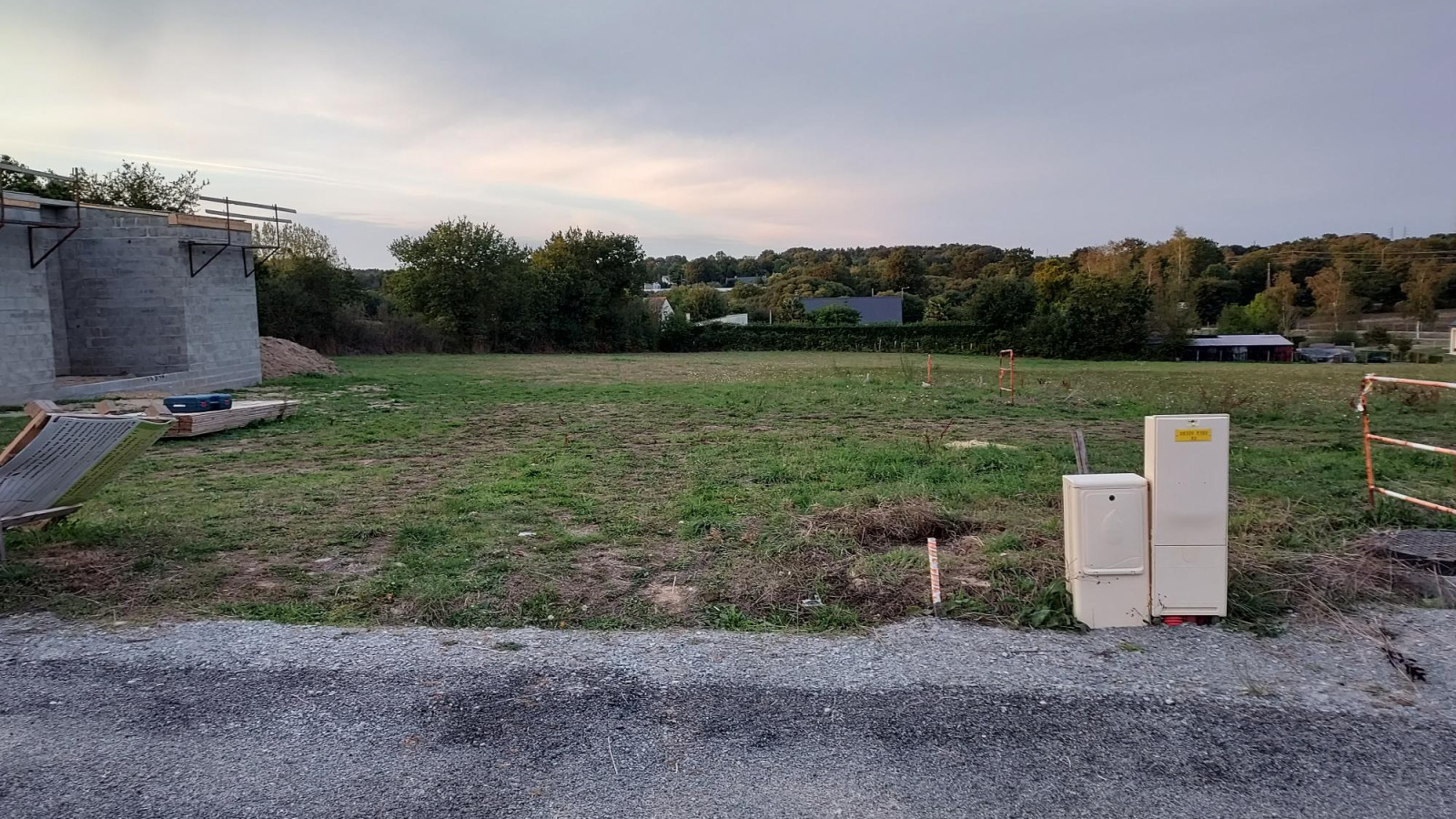 Terrain constructible de 313m2 à Dourdain