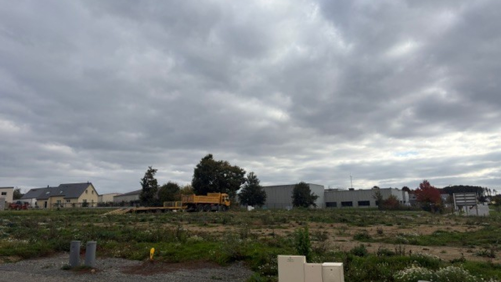 Terrain constructible de 364m2 à Lourmais