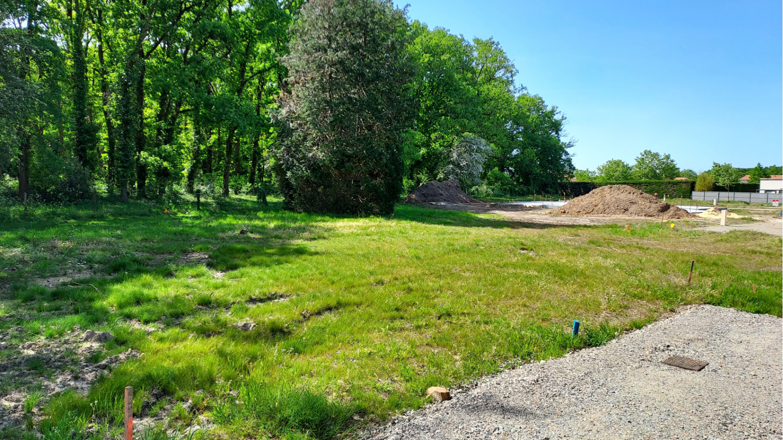 Terrain constructible de 331m2 à Grandchamp-des-Fontaines