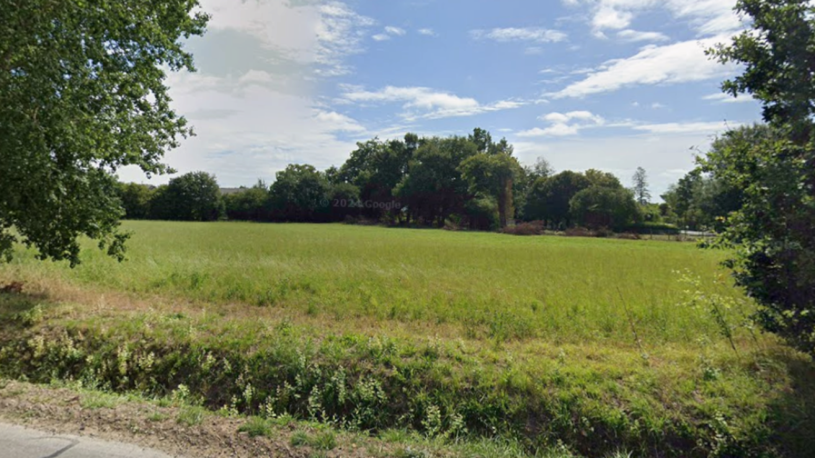 Terrain constructible de 340m2 à Dourdain