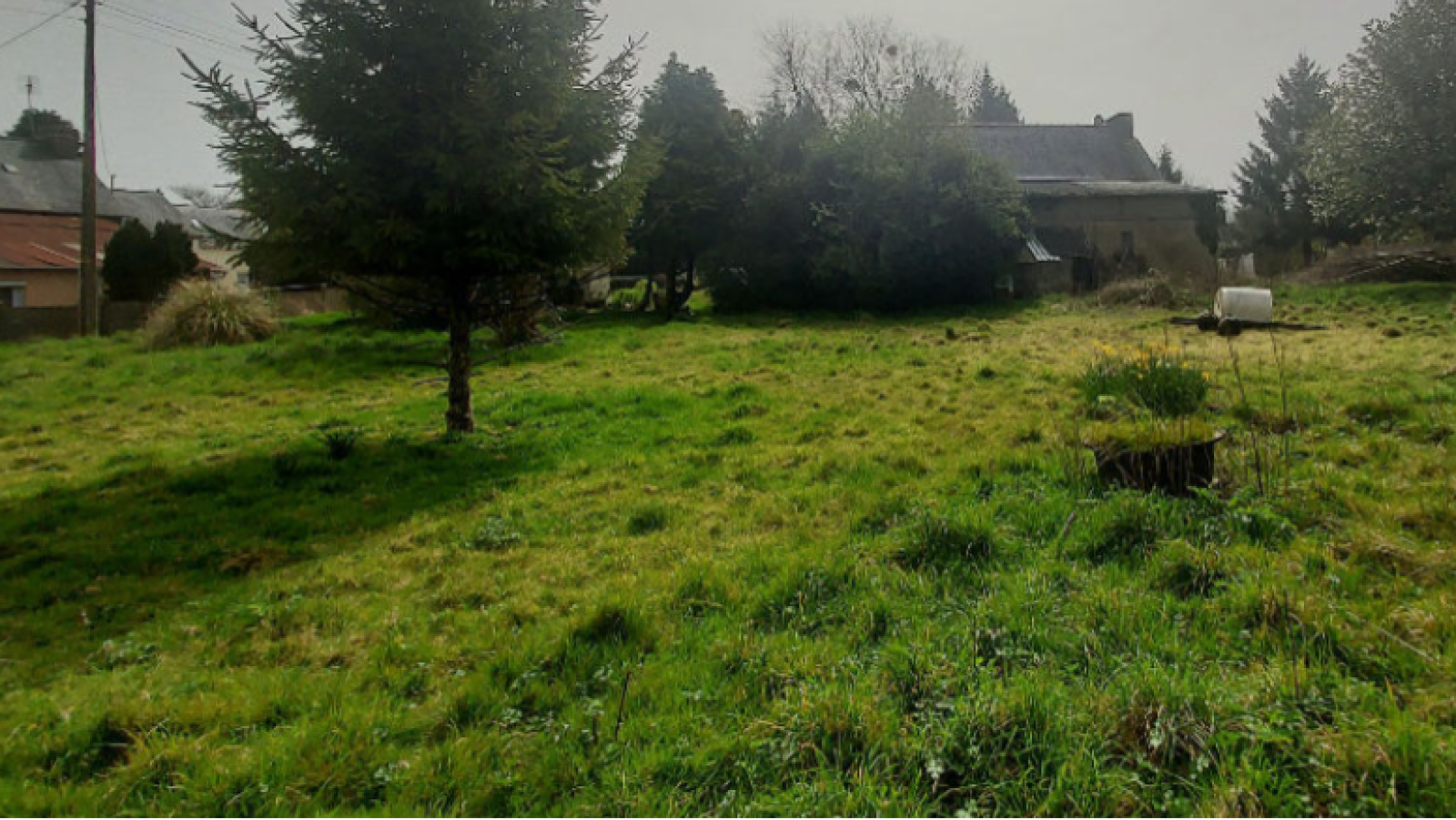 Terrain constructible de 405m2 à Rédené