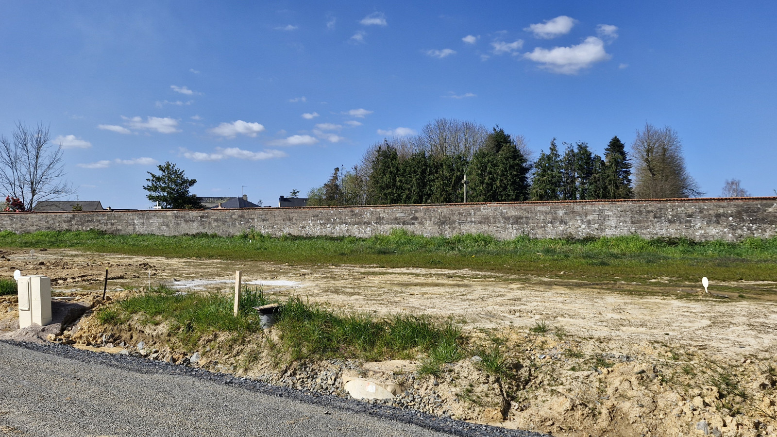Terrain constructible de 345m2 à Longaulnay