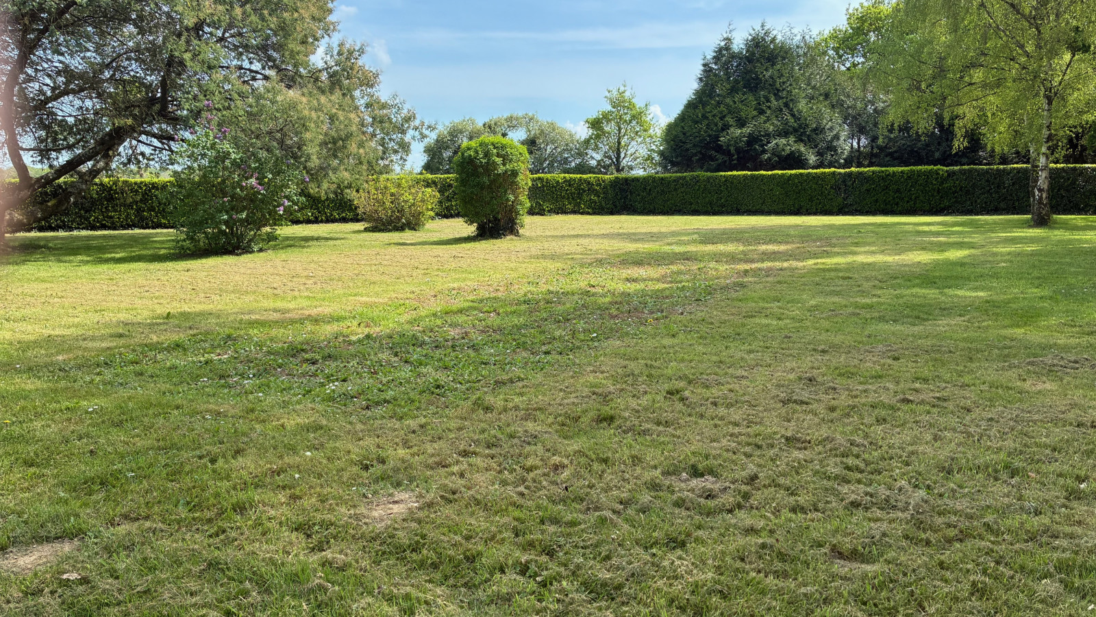 Terrain constructible de 746m2 à Bouée