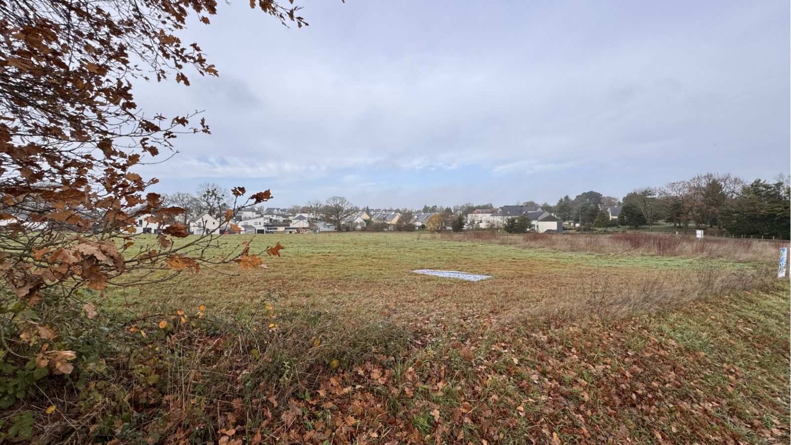 Terrain constructible de 319m2 à Crevin
