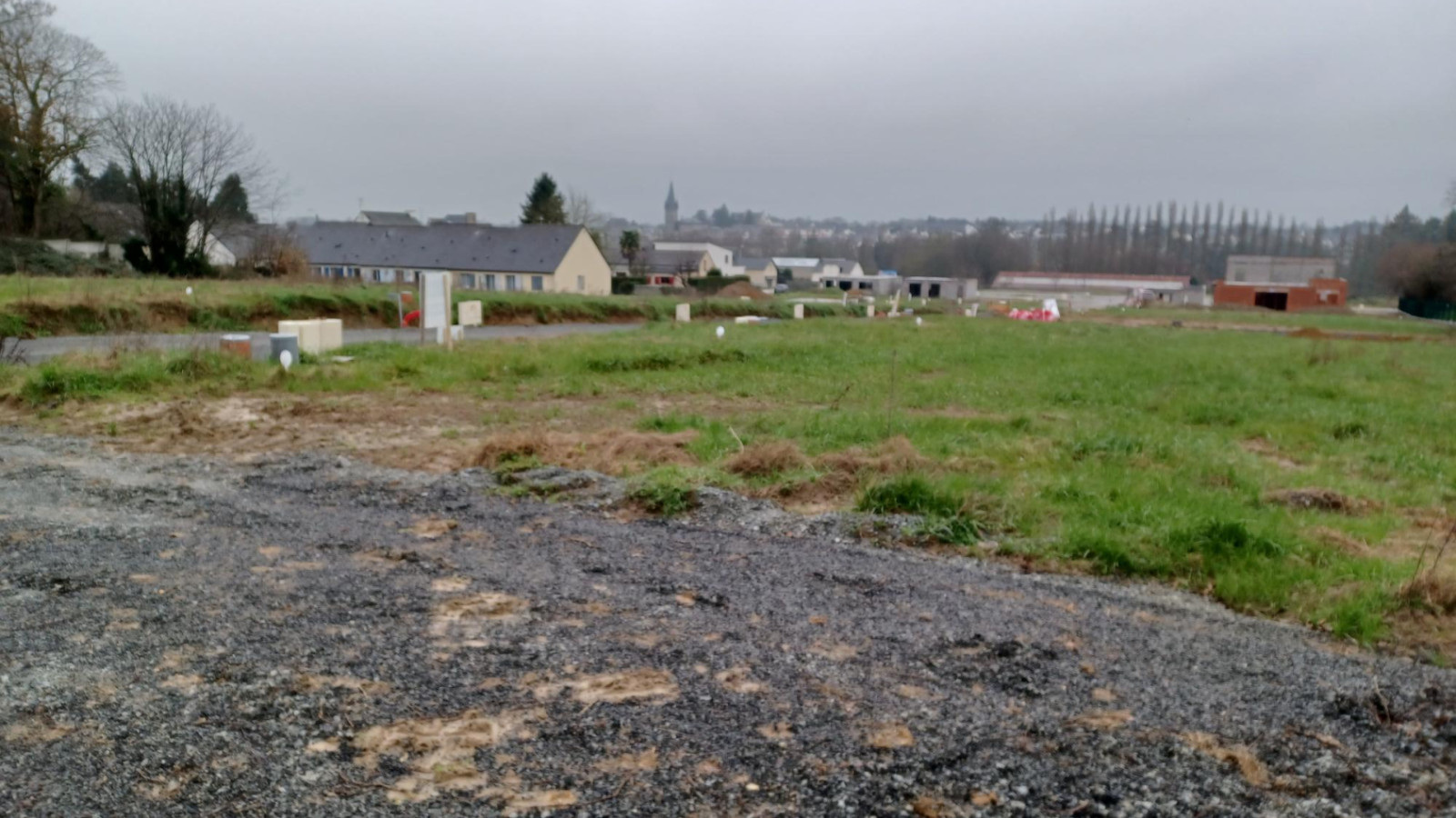 Terrain constructible de 353m2 à Saint-Maugan